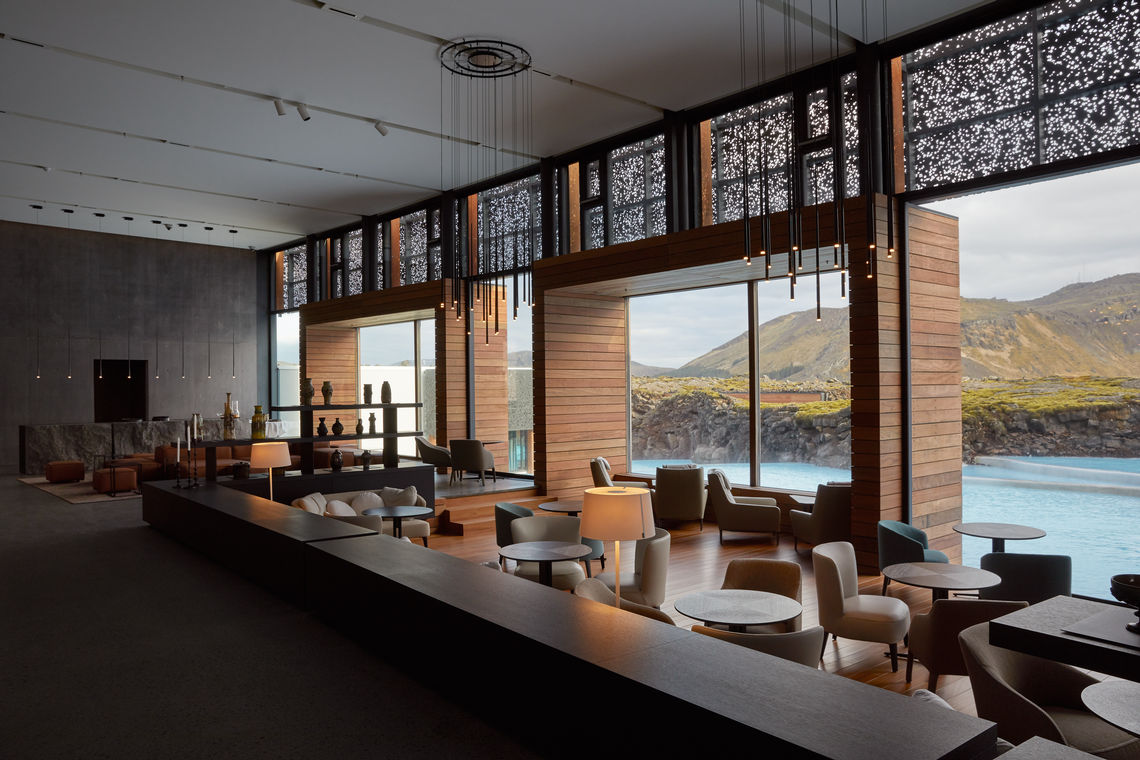 Widok wnętrza lobby w hotelu The Retreat na Islandii.