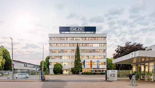 Centrála, GEZE GmbH, areál podniku, administrativní budova I, firemní areál, administrativní budova II, venkovní snímek, pobočka Leonberg, kancelářská přístavba I, výroba I, produkce I