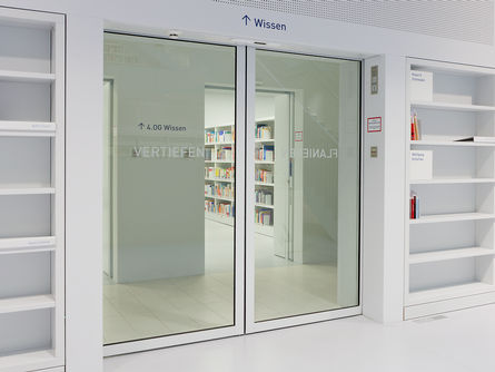 Slimdrive SL-T 30 Fire protection doors of resistance class T 30 are fire-retardant doors in accordance with DIN 4102 and smoke-proof in accordance with DIN 18095. The closing function remains assured even in case of fire. After the fire alarm and/or after the failure of the mains supply voltage, the door is forced to close by means of pre-stored energy. The T30 sliding door systems are offered in cooperation with partner companies.