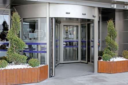 TSA 395 Multi Automatic revolving doors offer a high degree of access convenience with high access frequency. Perfectly designed and elegant, they create the first impression in your building's foyer. With a variety of different modes of operation and settings, they can be used by everyone.