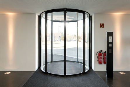 Slimdrive SCR RC2 The glass façades meet with the highest design demands for representative entrances to buildings with great light incidence. Certified burglar resistance according to resistance class RC 2. The interior and exterior doors have the highest safety demands and an escape route function with redundant drive design.