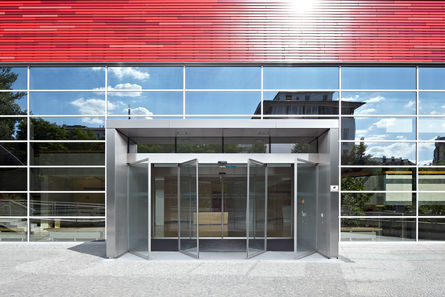 Slimdrive SL-BO, Hörsalscentrum Klinikum rechts der Isar, München Automatiskt skjutdörrsystem för utrymnings- och räddningsvägar med break-out funktion