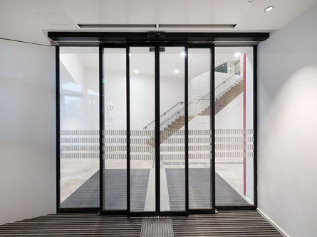 Автоматичний привод розсувних дверей Slimdrive SLT-FR, встановлено в університеті економіки та бізнесу у Відні Автоматичні телескопічні розсувні двері для аварійних та евакуаційних виходів, для застосування в самих вузьких скляних фасадах
