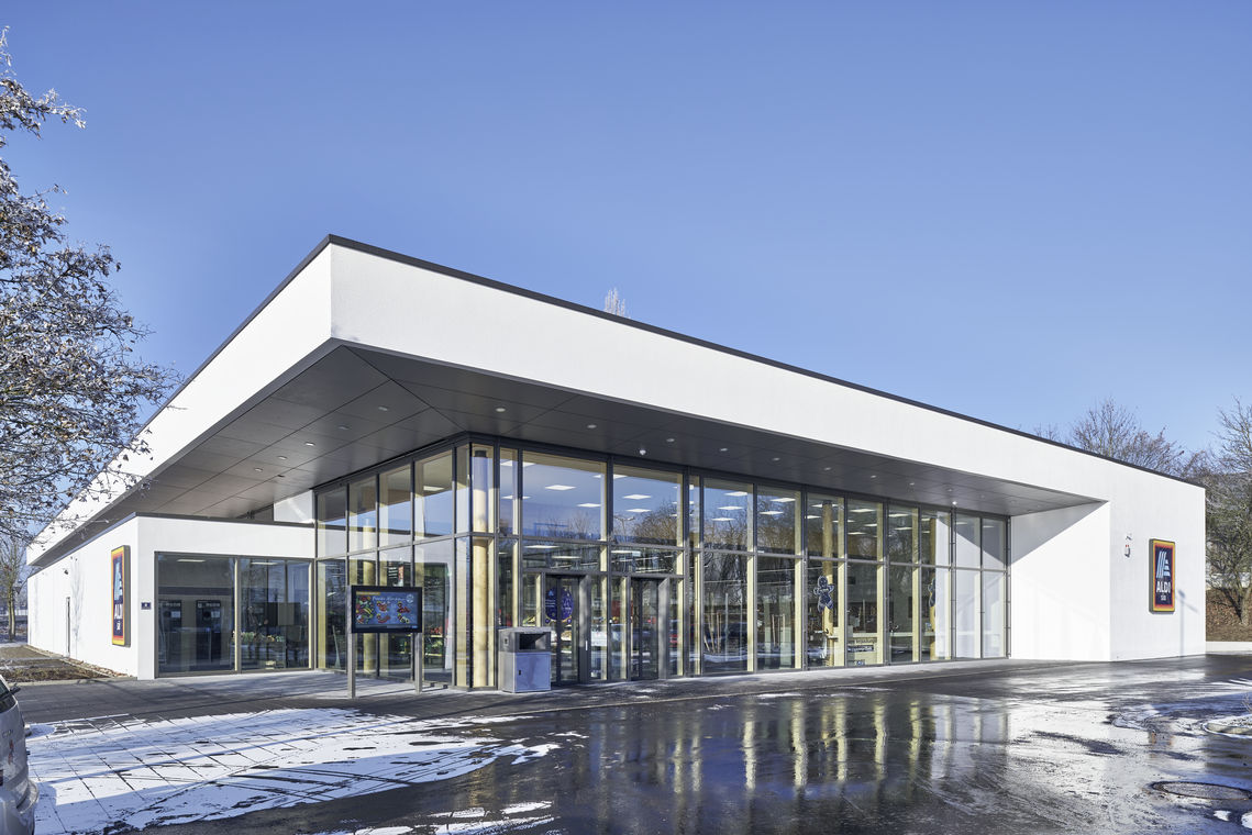 В самом передовом филиале компании ALDI в Германии (в Мюльдорфе-на-Инне, Бавария) наши новые раздвижные двери ECdrive T2 открываются и закрываются примерно 4000 раз в сутки – и это наша общая история успеха.