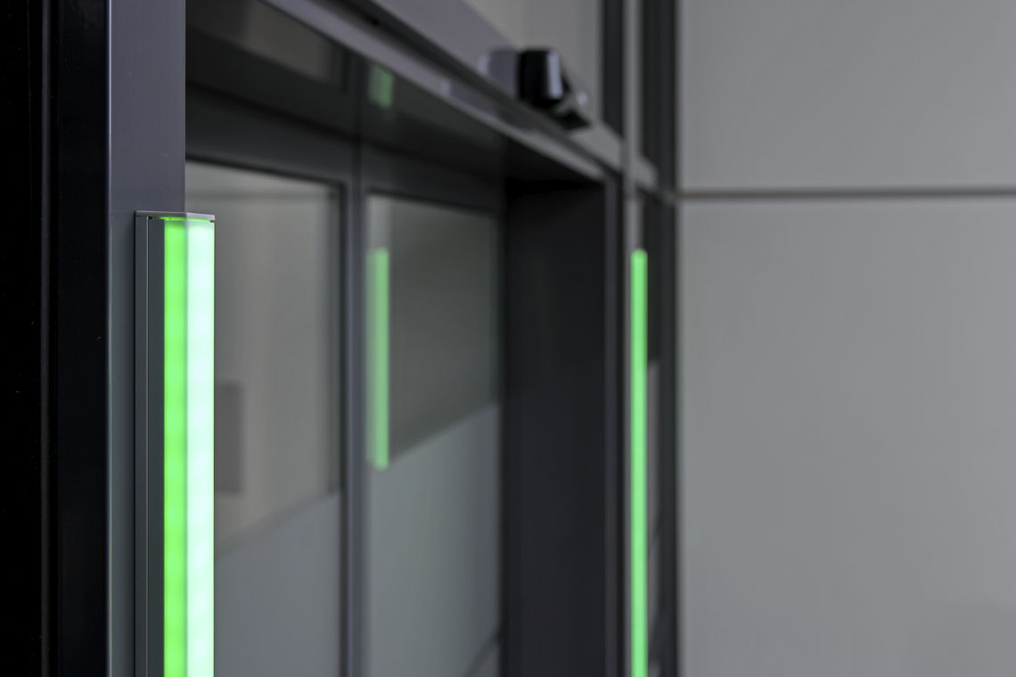 Controlul accesului digital automat asigură prezenţa unui anumit număr limitat de persoane în clădire la un anumit moment dat. Astfel, GEZE Counter permite respectarea fiabilă a limitelor superioare specificate.