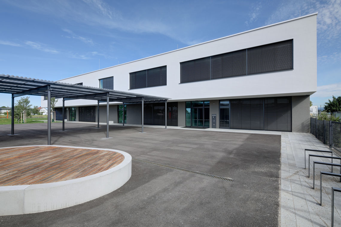 Os sistemas de controlo de portas e acessos GEZE proporcionam aos utilizadores um acesso seguro e sem contacto ao novo edifício na escola primária de Rheinhausen.