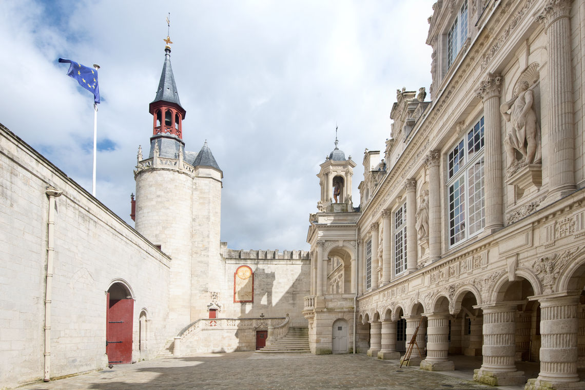 Городская ратуша Ла-Рошели — памятник архитектуры, в котором наша современная дверная техника привносит безбарьерность и превосходный комфорт в исторические интерьеры.