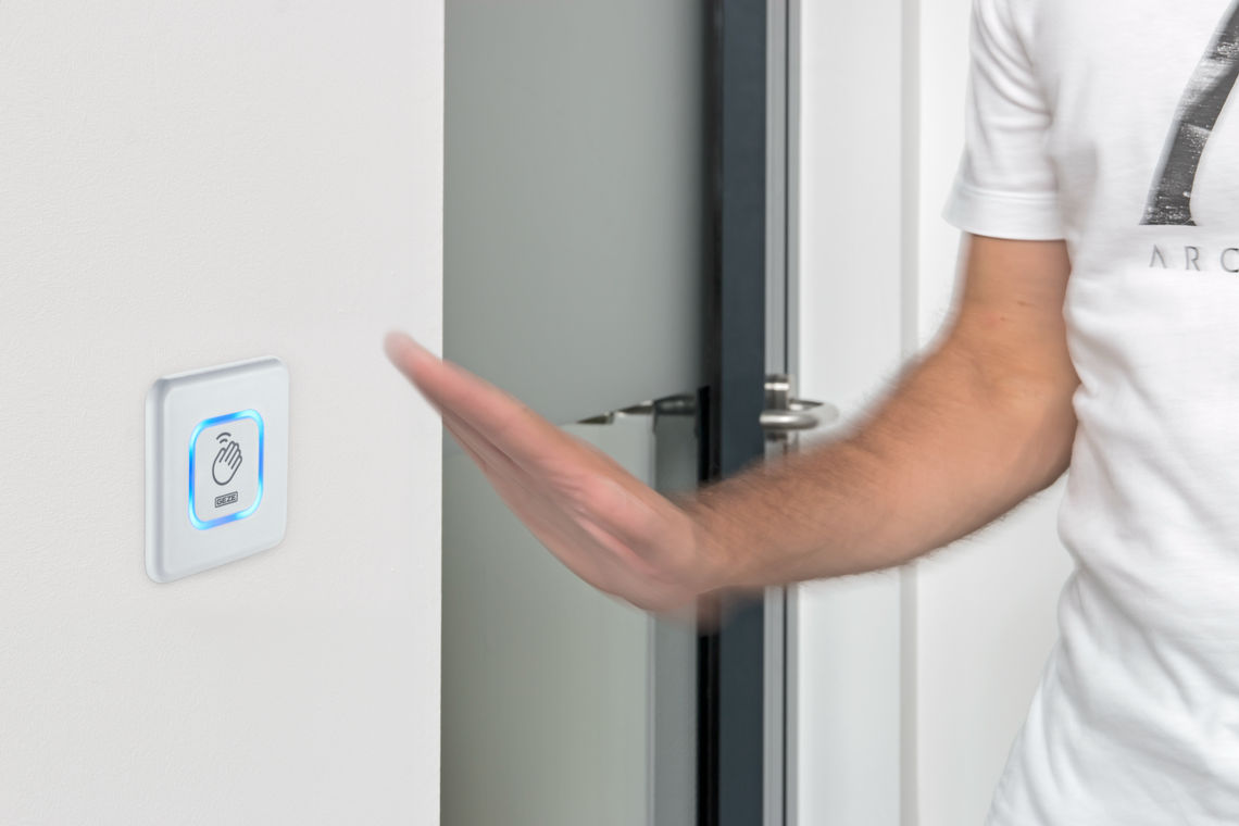Des boutons sans contact comme le GC 307+ permettent de contrôler les portes automatiques sans perception haptique, à l’intérieur comme à l’extérieur. Ces solutions sont plus hygiéniques et offrent également plus de confort aux utilisateurs.