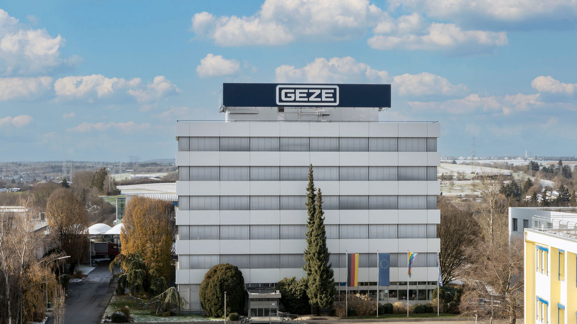 GEZE is evolving and this extends to its external appearance. Following the update to our corporate design, the buildings at our Leonberg site now proudly feature the new GEZE logo.