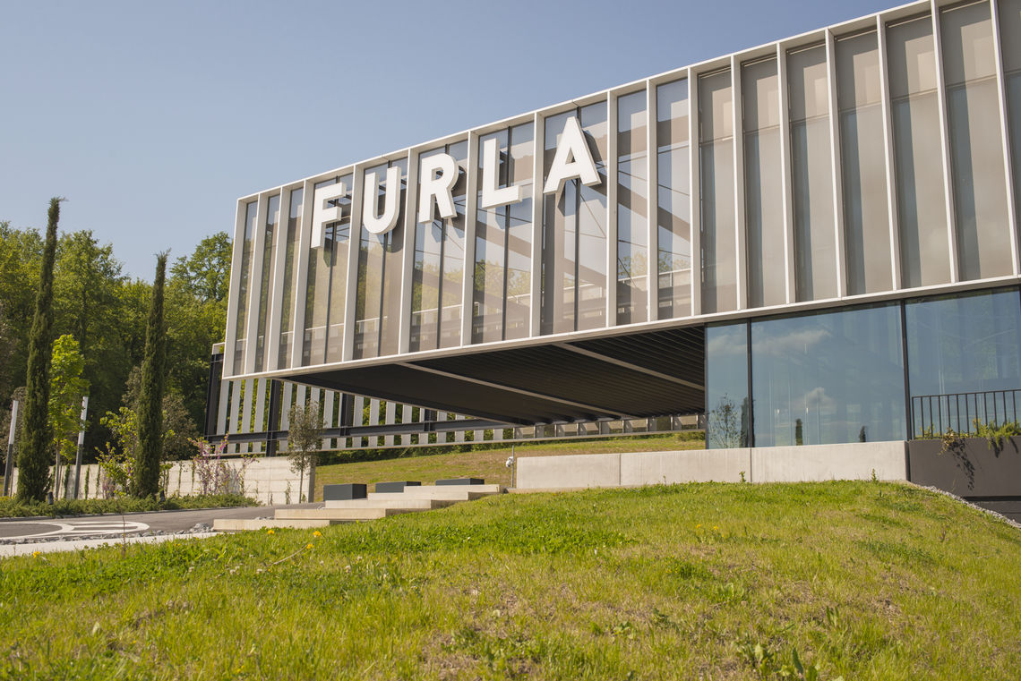 इटली में Furla के नए मुख्यालय में GEZE की दरवाजा प्रणालियां एक स्वच्छ, सुरक्षित और आरामदायक प्रवेश क्षेत्र प्रदान करती हैं।