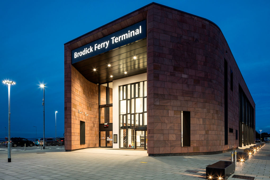 En el terminal de ferry de Isle of Arran, que transporta desde Brodick a tierra firme escocesa, los sistemas de puertas y ventanas de GEZE proporcionan ventilación natural, confort, eliminación de barreras arquitectónicas y seguridad.