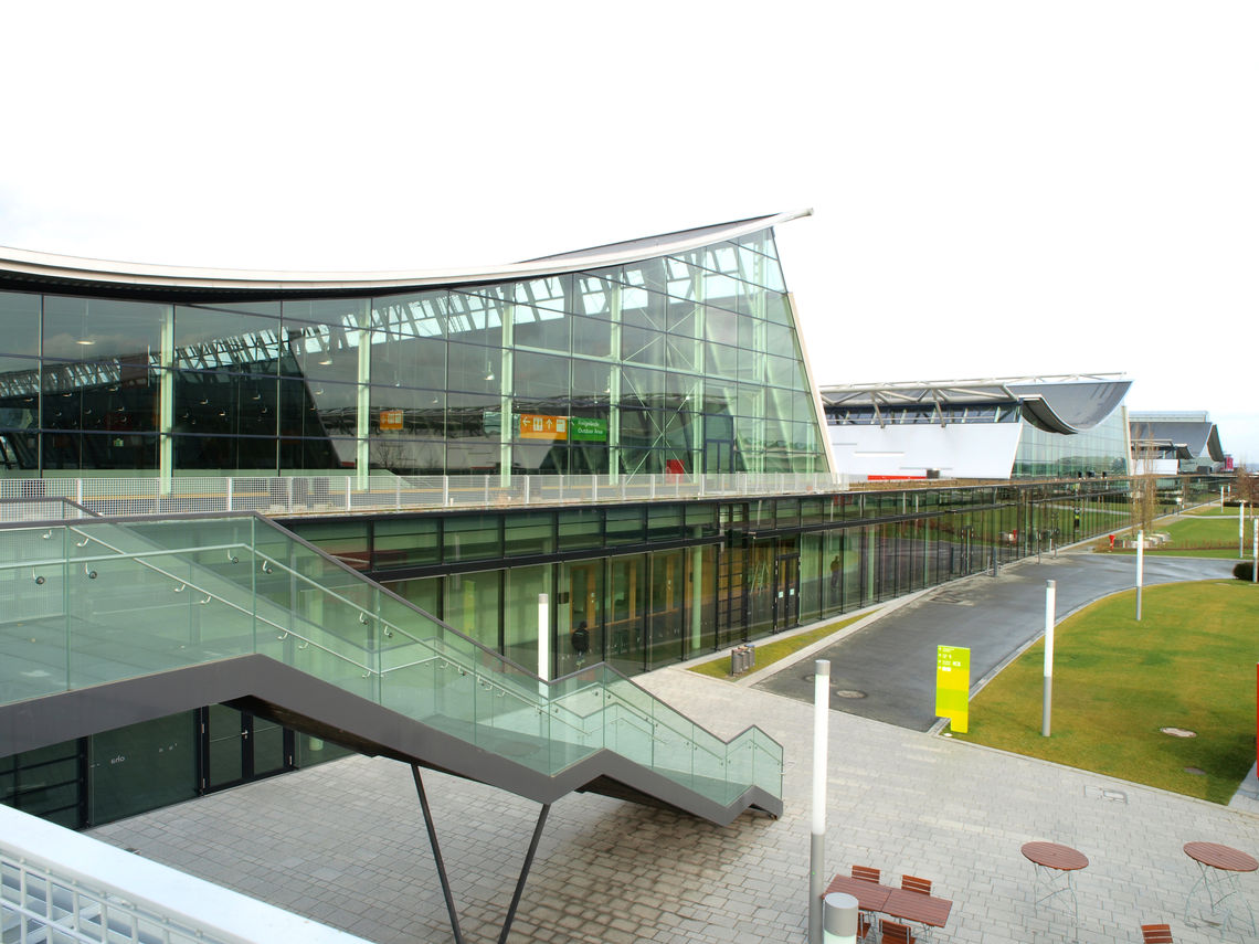 Modernas fachadas de vidrio: vista exterior de la feria de muestras de Stuttgart. Foto: MM Fotowerbung para GEZE GmbH
