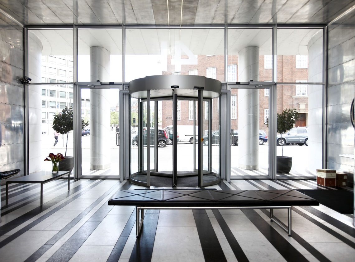 Revolving doors: The right type of door for your needs? | GEZE