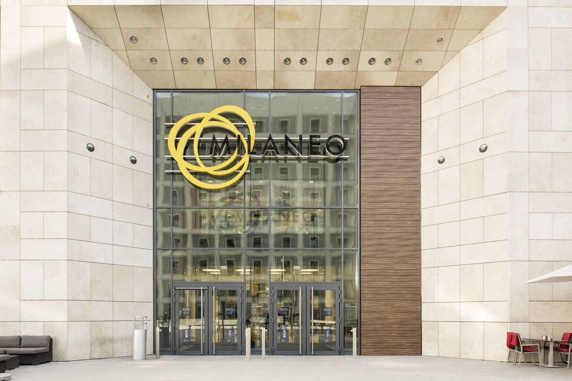 Yeni alışveriş merkezi, Stuttgart Milaneo kompleksinin öne çıkan yeridir. GEZE, en gelişmiş otomatik kapıları ile binanın rahatlığı ve enerji verimliliğine katkıda bulunmuştur.