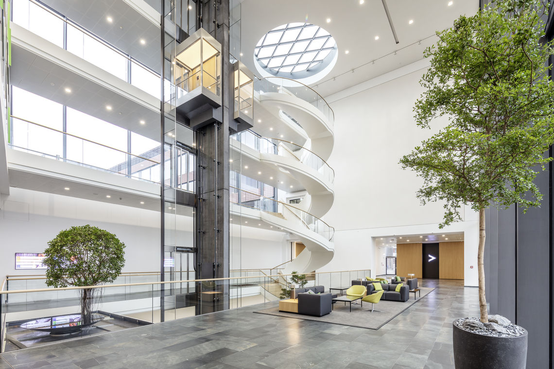 Design und Komfort, aber auch Sicherheit, Energieeffizienz und Barrierefreiheit machen moderne Bürogebäude lebenswert.