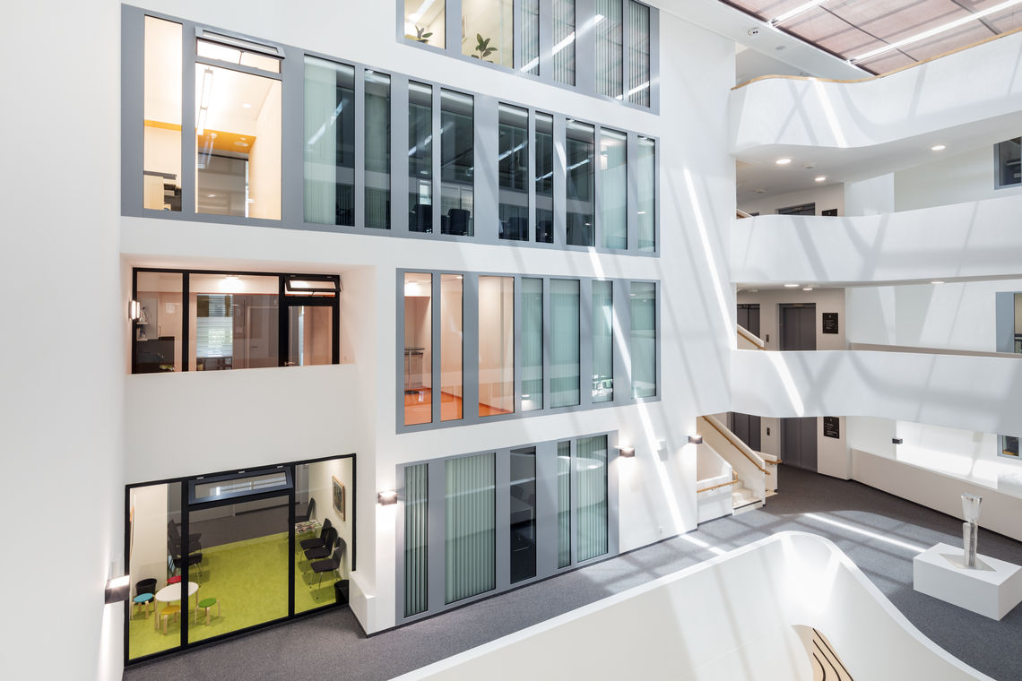 Con el nuevo Ayuntamiento de Leonberg, se ha creado un centro administrativo accesible. Las soluciones de puertas y ventanas de GEZE se integran a la perfección con el diseño purista del nuevo edificio.