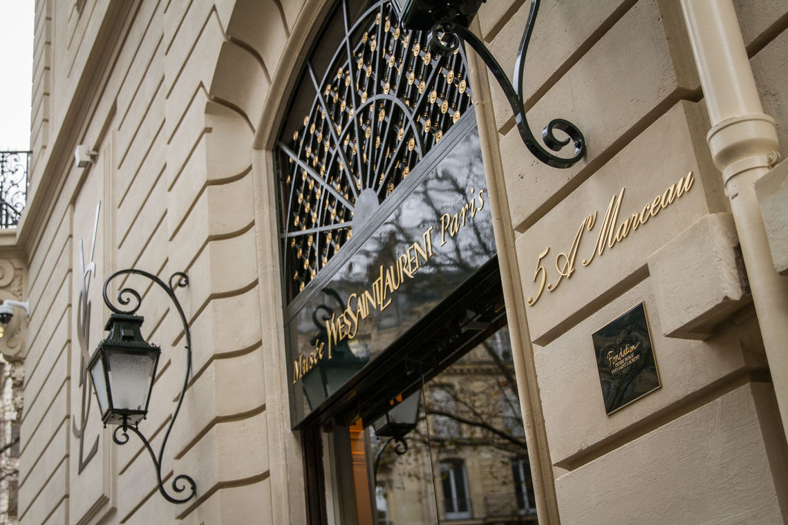 Automatische Schiebetüren in historischer Pariser Stadtarchitektur: Das Stammhaus der Modemarke und die Wirkungsstätte von Yves Saint Laurent wurde zum modernen Museum umgebaut.