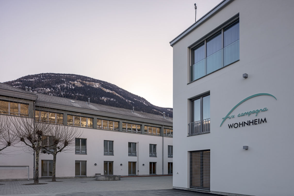 在瑞士的住宅区Fux Campagna, 用于平开门和平移门的盖泽自动门机提供了便捷的无障碍通行。