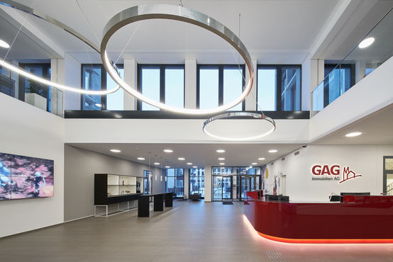 Área de receção da sede da GAG Immobilien AG © Jens Willebrand / GEZE GmbH