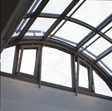 Glasfassade und Oberlichte: Bei Hitze sollten sie sich öffnen.