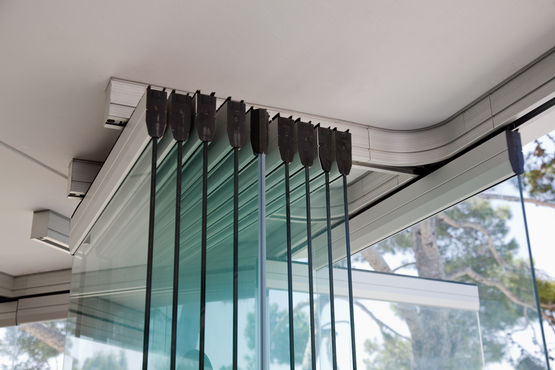 Ușile glisante din sticlă asigură iluminarea naturală a încăperilor.