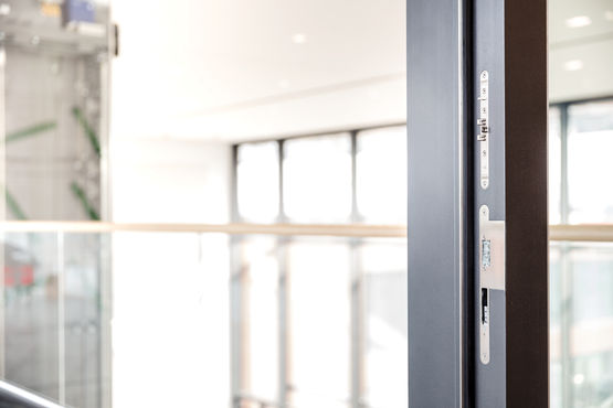 Фотография электрического устройства для открывания двери крупным планом. Фотография: Юрген Поллак для GEZE GmbH