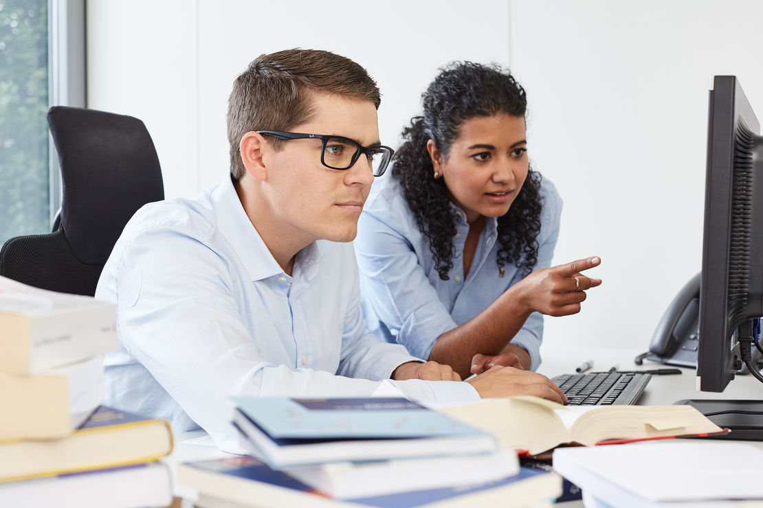 Фурнитура geze логотип. Лингводидактика и методика обучения иностранным языкам. Трейнинг центр строительство. Обучение гезе. Карусельная дверь фасад.