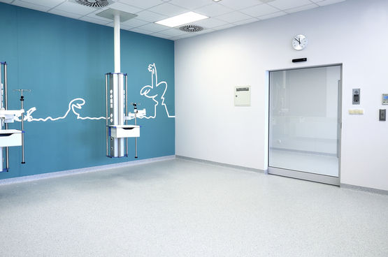 Operations-Saal mit hermetisch-dichtschließende Türen im Children's Memorial Health Institute, Warschau