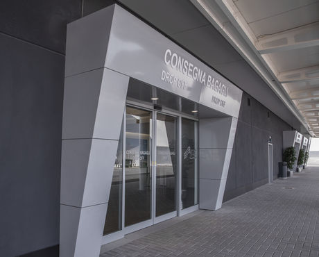 GEZE स्वचालित दरवाजों के साथ निचली मंज़िल पर मुख्य यात्री क्षेत्र में पहुंच। फ़ोटो:  GEZE GmbH के लिए इमानुएल सारडी