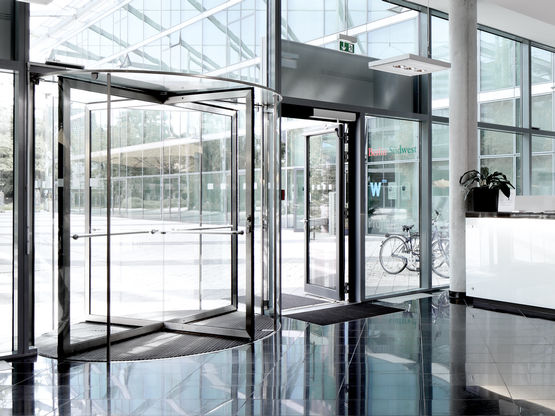 Systèmes de porte tout verre à trois et quatre vantaux, à commande manuelle, portes intérieures et extérieures avec une grande fréquence de passage.