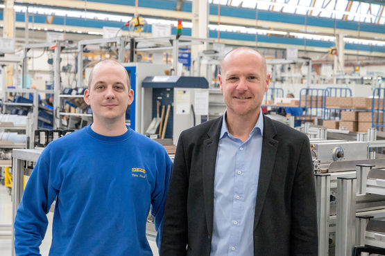 The production is set up flexibly by employees like Timo Rauß, here with division manager Markus Lang. 