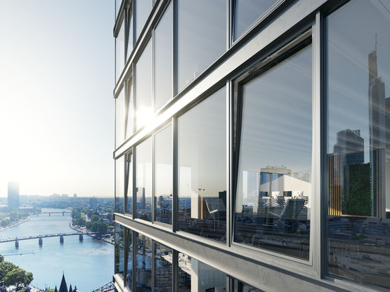 Fasadenes moderne design er basert på vinduselementer i full høyde som skaper maksimal naturlig belysning og komfort i rommene. For denne trenden er F 1200 det optimale vindusbeslaget, som store og tunge sidehengslede-vippe-vinduer kan betjenes med.