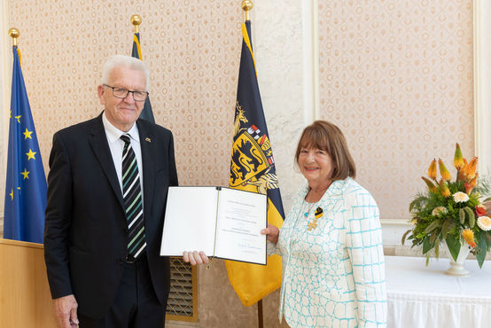 Ministerpresident Winfried Kretschmann med Brigitte Vöster-Alber vid utdelningsceremonin i Neues Schloss i Stuttgart.