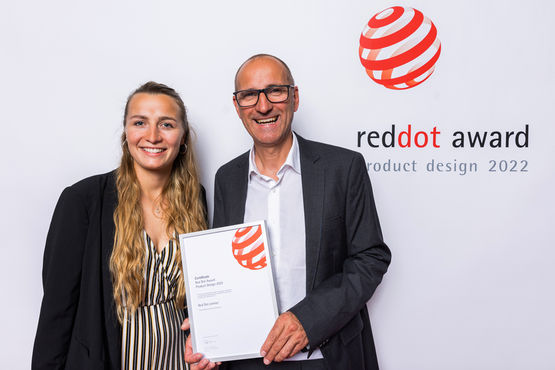 During celebrations, the Red Dot Award is presented to Thomas Lehnert, Business Solutions Manager at GEZE, and Anna Zündel from the Validation Department.