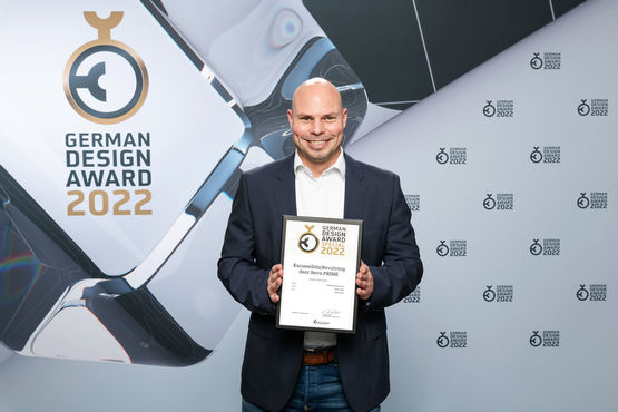 Florian Bäuerlein, Objektberater bei GEZE, mit dem German Design Award in der Kategorie Excellent Product Design für die Karusselldrehtür Revo.PRIME