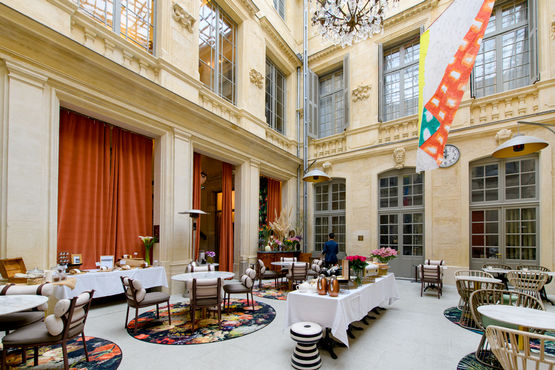 Receção e sala de jantar no Hotel de 5 estrelas Richer de Belleval.