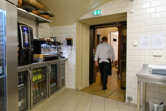 Hygienisk og praktisk på samme tid: Skyvedøren til kjøkkenet betjenes med en fotbryter.