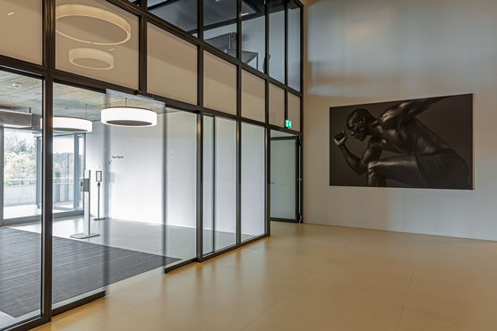 The ECdrive T2-FR from GEZE ensures emergency exit protection in high-traffic entrance areas.