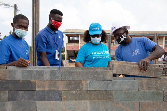Gradnja šole iz plastične opeke v Yopougonu, predmestju Abidjana na jugu Slonokoščene obale. 
