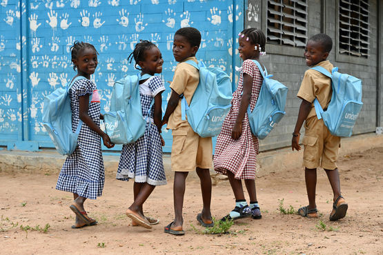 Kinder auf dem Spielplatz ihrer Schule aus recycelten Plastikziegeln in Sakassou, im Zentrum von Côte d'Ivoire. 