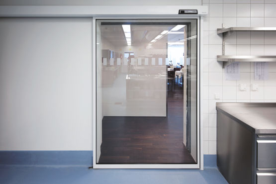 Szklane drzwi przesuwne na wejściu do obszaru kuchni (zdjęcie: Dirk Wilhelmy dla GEZE GmbH)
