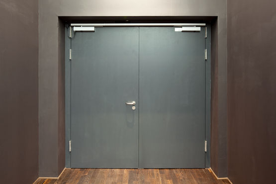 अग्नि सुरक्षा डिज़ाइन में डबल-लीफ दरवाजा प्रणाली (फोटो: GEZE GmbH के लिए डर्क विल्हेल्म)