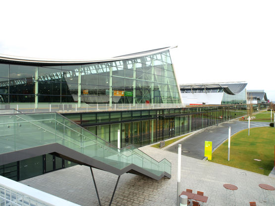 Modern cam ön cepheler: Yeni Messe Stuttgart fuar merkezinin dış görünümü. Fotoğraf: GEZE GmbH için MM Fotowerbung