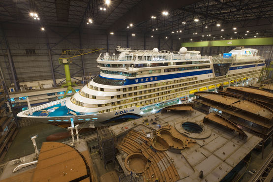 爱达邮轮俱乐部的新巨人：建造船坞内的爱达明月号邮轮。照片：Michael Wessels