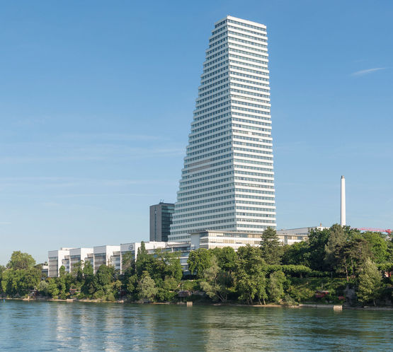 Вражаючий силует: Roche Tower у Базелі. Примітка про авторські права на зображення: F. Hoffmann-La Roche AG