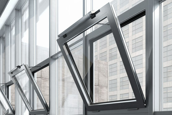 Wentylacja grawitacyjna poprzez zautomatyzowane okna jest komfortowa i energooszczędna.