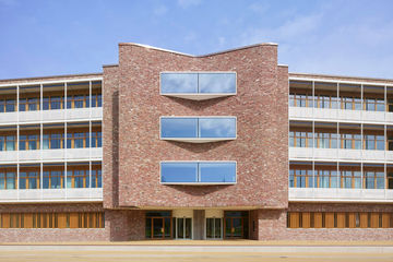 Exterior view of main entrance to the dm-dialogicum in Karlsruhe, with revolving door from GEZE.