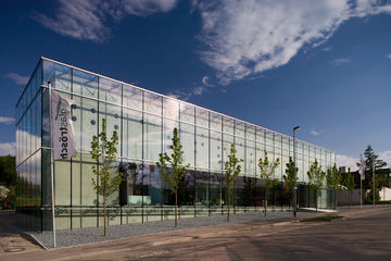 Energy-optimised construction with intelligent façades