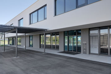 Styring af adgangskontrol og hygiejnisk sikkerhed på grundskolen 
i Rheinhausen med GEZE dør- og adgangskontrolsystemer 
I skoler spiller sikkerhed og hygiejne en stadig vigtigere rolle. Ved nybyggeriet af grundskolen i Rheinhausen tilbyder automatiske dørsystemer fra GEZE en sikker, behagelig og desuden kontaktløs-hygiejnisk adgangskomfort. Løsningen til adgangskontrol GEZE INAC sikrer, at kun berettigede personer har uhindret adgang til skolens bygning, og er derfor en vigtig del af grundskolens sikkerhedskoncept.