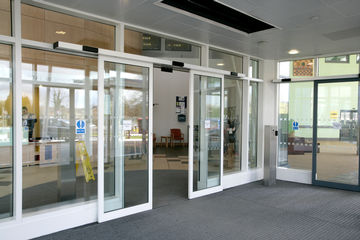 Система автоматических стеклянных раздвижных дверей с приводами Slimdrive SL высотой всего 70 мм. Фото: GEZE GmbH